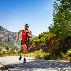 RUNNING SHIRT #SOYMARATON Voor HEREN - KAMUABU Rood/zwarte Tanktop -Regatta Verkoop running shirt soymaraton voor heren kamuabu roodzwarte tanktop 3